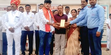 अनिलभाऊ इंगवले यांच्या नेतृत्वातील एलकेपी मल्टीस्टेट व सूर्योदय परिवाराच्या वतीने स्वातंत्र्यदिनी 300 शाळांमधील 1800 विद्यार्थी व 8500 शिक्षकांचा एकाच वेळी सन्मान ; 1 लाख 17 हजार विद्यार्थ्यांशी संवाद साधत जपली सामाजिक बांधिलकी