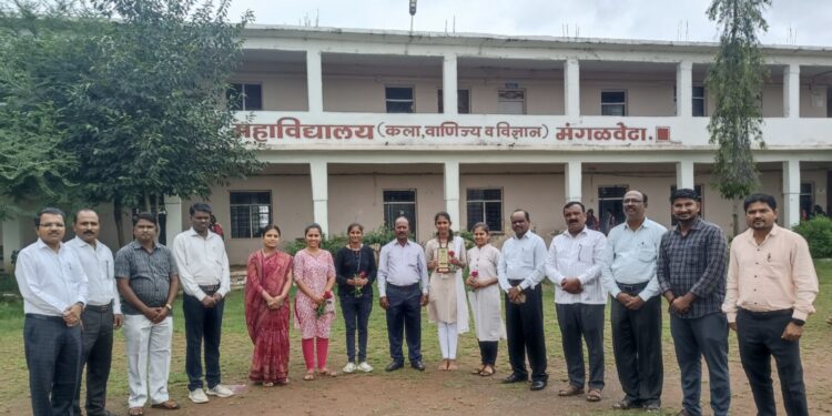 कौतुकास्पद ! पुण्यश्लोक अहिल्यादेवी होळकर सोलापूर विद्यापीठाच्या आंतरमहाविद्यालयीन बुद्धिबळ स्पर्धेत मंगळवेढा येथील श्री संत दामाजी महाविद्यालयाच्या मुलींचा संघ प्रथम