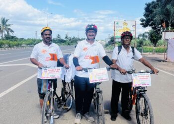 मराठा आरक्षण लढ्यासाठी मंगळवेढा येथील वारी परिवार सायकल क्लबचे सदस्य सिद्धेश्वर डोंगरे, मेजर तानाजी हेंबाडे व प्रा. विनायक कलुबर्मे यांची मंगळवेढा ते मुंबई सायकल वारी