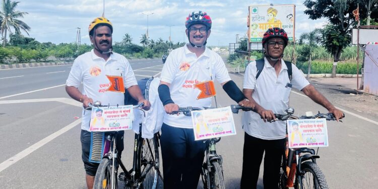 मराठा आरक्षण लढ्यासाठी मंगळवेढा येथील वारी परिवार सायकल क्लबचे सदस्य सिद्धेश्वर डोंगरे, मेजर तानाजी हेंबाडे व प्रा. विनायक कलुबर्मे यांची मंगळवेढा ते मुंबई सायकल वारी