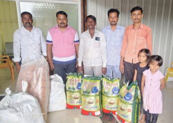 आझाद मैदान मुंबई येथील सकल मराठा समाजाच्या आंदोलनासाठी मंगळवेढा तालुक्यातील डोंगरगावच्या हेंबाडे वस्ती येथील मराठा युवकांनी पाठवली मदत 