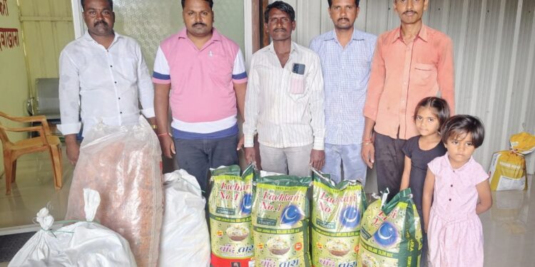 आझाद मैदान मुंबई येथील सकल मराठा समाजाच्या आंदोलनासाठी मंगळवेढा तालुक्यातील डोंगरगावच्या हेंबाडे वस्ती येथील मराठा युवकांनी पाठवली मदत 