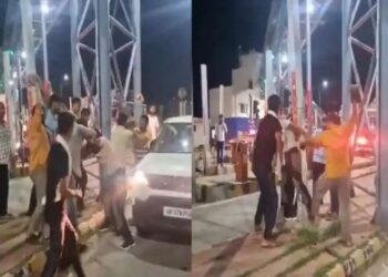 धक्कादायक ! सुट्टी संपवून ड्युटीवर जात असताना लष्कराच्या जवानाला टोल कर्मचाऱ्यांनी खांबाला बांधून केली बेदम मारहाण ;  ग्रामस्थांकडून टोल प्लाझाची तोडफोड, कंपनीला 20 लाखांचा दंड, NHAI ची मोठी कारवाई