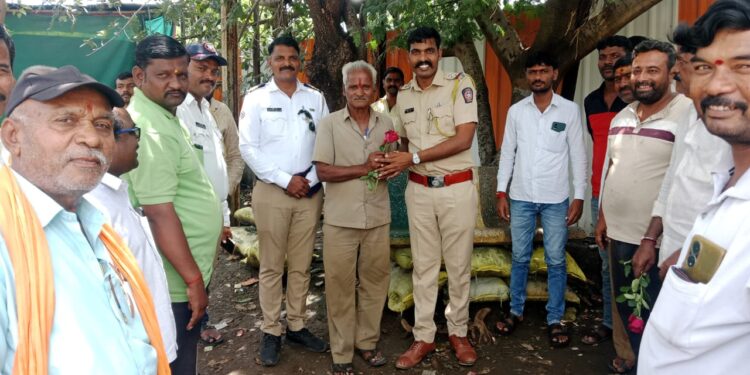 वाहन चालकांच्या समस्या सोडवण्यासाठी पोलिसांकडून सर्वतोपरी सहकार्य करू : पोलीस उपनिरीक्षक विजय पिसे ; मंगळवेढा पोलीस स्टेशनच्या वतीने चालक दिन साजरा, वाहन चालकांमध्ये उत्साह