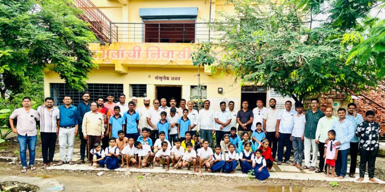 कौतुकास्पद ! मंगळवेढा येथील सप्तशृंगी नवरात्र मंडळाने मूकबधिर व मतिमंद मुलांना भरविला मिष्ठान्नाचा घास