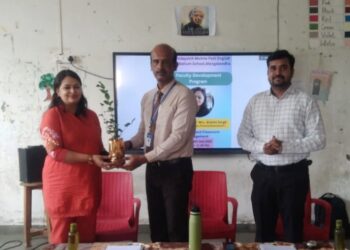 मंगळवेढा येथील उदयसिंह मोहिते पाटील इंग्लिश मिडियम प्रशालेत शिक्षकांसाठी फॅकल्टी डेव्हलपमेंट प्रोग्रामचे आयोजन ; शालिनी सिंग यांची प्रमुख उपस्थिती