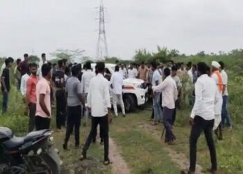 भरदिवसा दरोडा टाकून शेतात लपले दरोडेखोर ; ग्रामस्थ आणि पोलिसांचा सिनेस्टाईल पाठलाग, तब्बल 200 तरुणांचा उसाच्या पिकाला वेढा, ड्रोनच्या मदतीने चोरांना पकडण्यात पोलिसांना यश