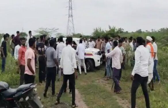 भरदिवसा दरोडा टाकून शेतात लपले दरोडेखोर ; ग्रामस्थ आणि पोलिसांचा सिनेस्टाईल पाठलाग, तब्बल 200 तरुणांचा उसाच्या पिकाला वेढा, ड्रोनच्या मदतीने चोरांना पकडण्यात पोलिसांना यश