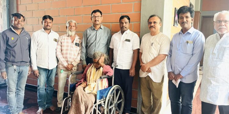 सांगण्याजोगे ! है अंधेरा फिर भी रोशनी की तू बात कर… लावण्या तू दीप येथे काळजाची वात कर ; बेघर मनोरुग्ण आजीला दिला वारी परिवाराने हक्काचा निवारा