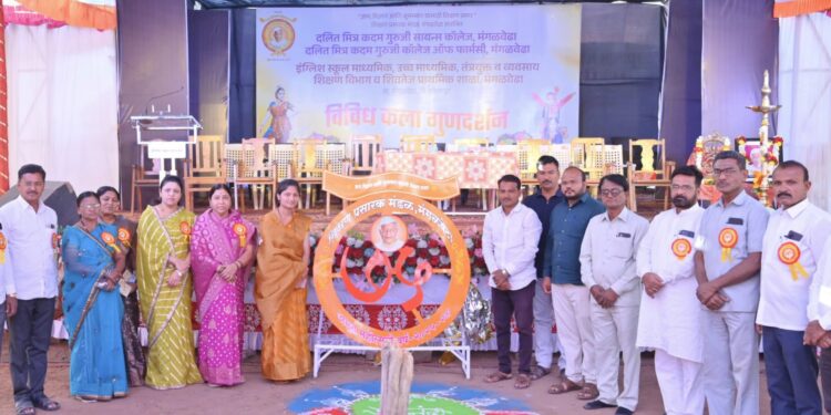 अभ्यासाबरोबरच स्वतःच्या कलागुणांचा आविष्कार करण्यासाठी स्नेहसंमेलन हे प्रभावी माध्यम, इंग्लिश स्कूल प्रशालेचे शैक्षणिक कार्य कौतुकास्पद : स्थानकप्रमुख शरद वाघमारे