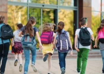 धक्कादायक ! गृहपाठ न केल्याने विद्यार्थ्यांना अर्ध नग्न करून दिली शिक्षा, व्हायरल फोटोनंतर शिक्षण विभागाने केली कारवाई ; मुख्याध्यापकासह चालक आणि सुरक्षा रक्षकही निलंबित, शाळेला ठोठावला एक लाखांचा दंड