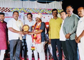 सेवेचा सन्मान.. विश्वसनीय निवड ! सिद्धापूर फेस्टिवलचा आदर्श सामाजिक संस्था पुरस्कार मंगळवेढा येथील वारी परिवारास प्रदान