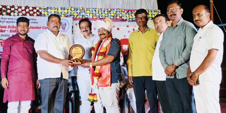 सेवेचा सन्मान.. विश्वसनीय निवड ! सिद्धापूर फेस्टिवलचा आदर्श सामाजिक संस्था पुरस्कार मंगळवेढा येथील वारी परिवारास प्रदान