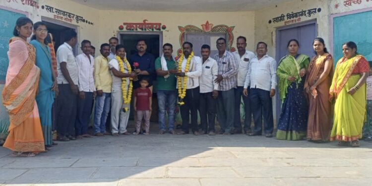 जिल्हा परिषद प्राथमिक शाळा मोरेवाडी डोंगरगाव येथील शाळा व्यवस्थापन समितीच्या अध्यक्षपदी समाधान इंगळे तर उपाध्यक्षपदी अन्सार पठाण यांची बिनविरोध निवड