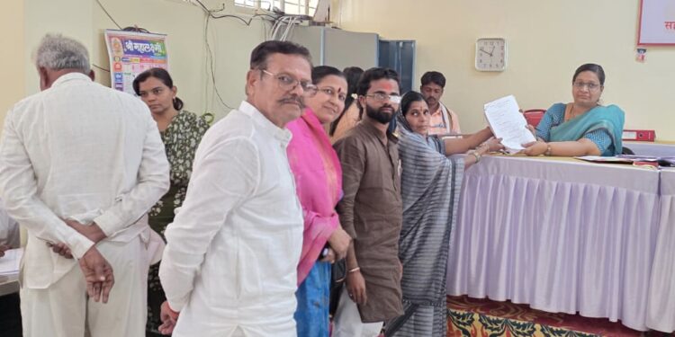 बोराळे पंचायत समिती गणात उपमुख्यमंत्री एकनाथ शिंदे यांच्या शिवसेनेकडून युवक नेते अक्षय पवार यांच्या मातोश्री अलका पवार यांनी उमेदवारी अर्ज केला दाखल