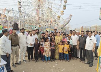 कौतुकास्पद ! आपुलकी प्रतिष्ठान व कोर्ट रिसिव्हर समितीने सांगोल्याच्या झोपडपट्टीतील गरीब मुलांना घडवली सांगोला यात्रेची सफर