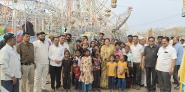 कौतुकास्पद ! आपुलकी प्रतिष्ठान व कोर्ट रिसिव्हर समितीने सांगोल्याच्या झोपडपट्टीतील गरीब मुलांना घडवली सांगोला यात्रेची सफर