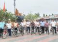 सायकलवर जाऊन मरवडे येथील छत्रपती संभाजी महाराज पुतळ्याची स्वच्छता ; प्रा. विनायक कलुबर्मे यांच्या संकल्पनेतून वारी परिवार सायकल क्लबचा कौतुकास्पद उपक्रम