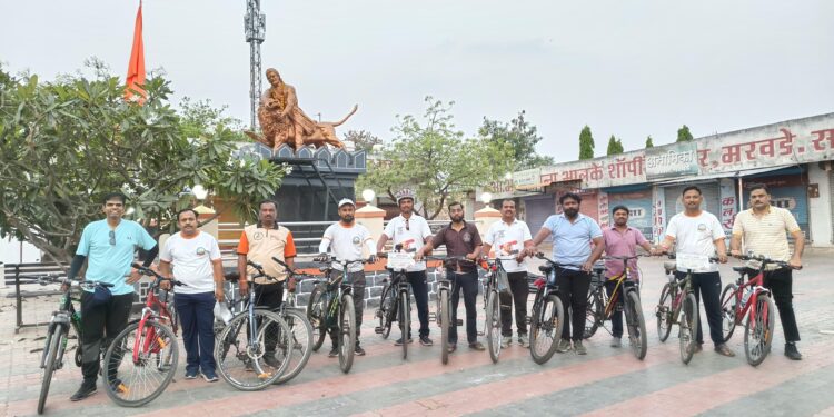सायकलवर जाऊन मरवडे येथील छत्रपती संभाजी महाराज पुतळ्याची स्वच्छता ; प्रा. विनायक कलुबर्मे यांच्या संकल्पनेतून वारी परिवार सायकल क्लबचा कौतुकास्पद उपक्रम
