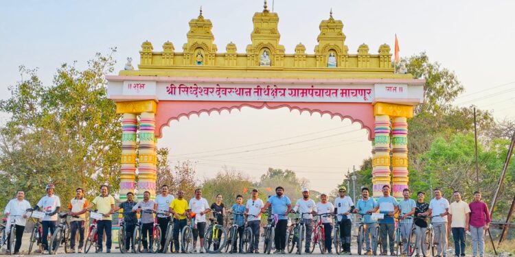 मंगळवेढ्याच्या वारी परिवाराने मंगळवेढा ते माचणूर पाणी वाचवा जनजागृती सायकल रॅली काढत साजरा केला जागतिक जलदिन ; ‘पाणी बचाव’ चा नारा देत केली जनजागृती