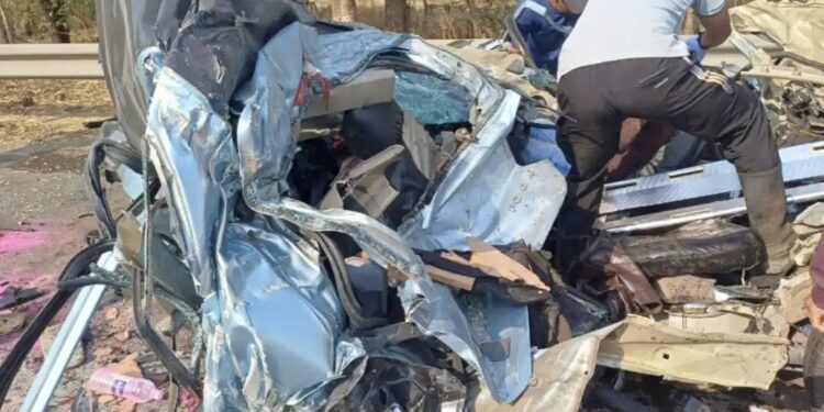 गुढीपाडव्याच्या दिवशी होत्याचं नव्हतं झालं, चालकाचे नियंत्रण सुटल्याने झालेल्या भीषण अपघातात तिघांचा दुर्दैवी मृत्यू ; शुभदिनी तीन तरुणांवर काळाचा घाला