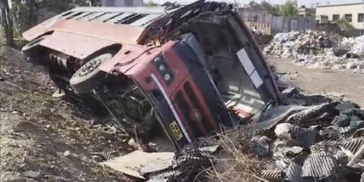 ओव्हरटेकिंगचा नाद नडला ! 44 प्रवाशांना घेऊन जाणाऱ्या महाराष्ट्र राज्य मार्ग परिवहन महामंडळाच्या बसचा पुणे सोलापूर राष्ट्रीय महामार्गावर भीषण अपघात