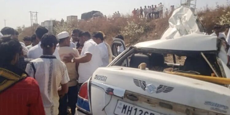 मोठी बातमी ! दुचाकीला वाचवण्याच्या नादात स्विफ्ट डिझायर कार व मिनी ट्रॅव्हल्सची समोरासमोर धडक होऊन झालेल्या भीषण अपघातात 3 जण जागीच ठार तर 8 जण जखमी