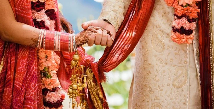 धक्कादायक ! प्रेमविवाह केल्याच्या रागातून तरुणाला नग्न करून धिंड काढली, नग्नावस्थेत खांबाला बांधून केली बेदम मारहाण ; पुरोगामी महाराष्ट्राला काळीमा फासणाऱ्या घटनेने राज्य हादरले, 12 जणांविरोधात पोलिसात गुन्हा दाखल