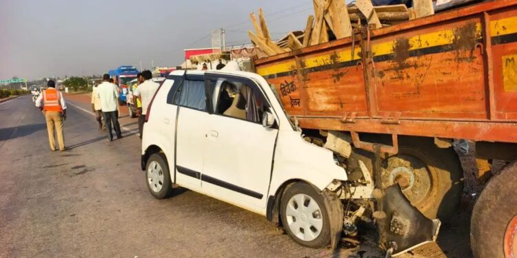 मोठी बातमी ! तुळजापूरला देवदर्शनासाठी जात असताना काळाचा घाला, कोल्हापूर-सोलापूर राष्ट्रीय महामार्गावर ट्रॅक्टरला कारची जोरदार धडक होऊन झालेल्या भीषण अपघातात पती-पत्नीचा जागीच मृत्यू